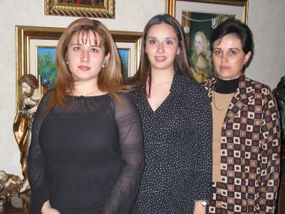 15 de febrero 

María Luisa Parra de Ortiz en compañía de las organizadoras de su fiesta de regalos, María Luisa Trujillo  de Parra y Mónica Orduño de Villarreal.