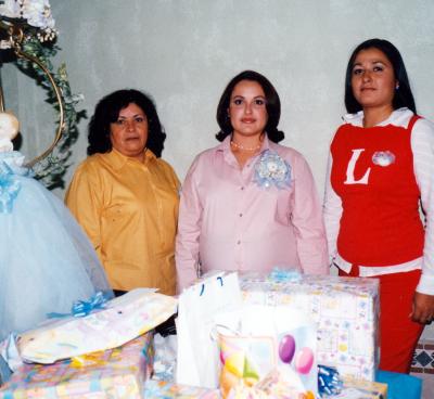 Fátima de Mendoza con Elvira Galván de Martínez y María Luisa Martínez de Amezcua, anfitrionas de su fiesta de canastilla