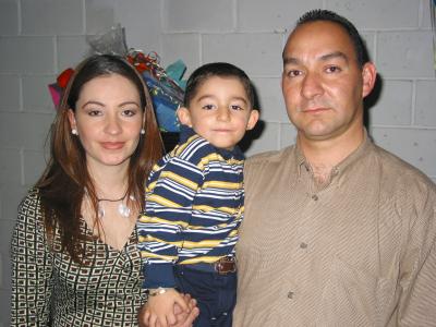 Alejandro Olllivier Ochoa en compañía de sus papás Alejandro Ollivier y Laura Ochoa en el festejo que le organizaron por su cumpleaños.
