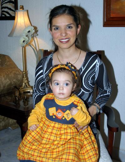 Lilia Aguilera de Gutiérrez en compañía de su hija Fernanda Gutiérrez