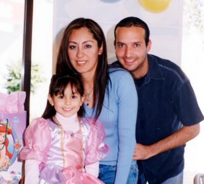 Niña Ana Sofía Bravo Hernández con sus papás Érika Hernández de Bravo  y Manuel Bravo Ostos el día que celebró su quinto cumpleaños rodeada de amiguitos y familiares.