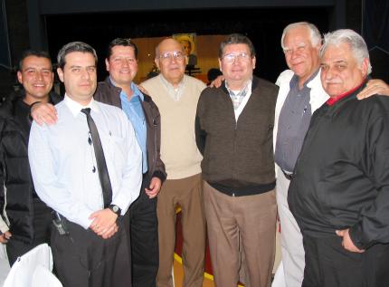 Hermano Manuel Padilla, acompañado de sus ex alumnos Augusto Ávalos, Sergio Gilio, Doroteo Ávila, Doroteo Ávila Jr, Eduardo Ávila y Patricio Ávila.