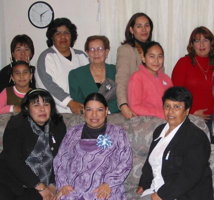 Imelda Montoya Carrillo, con un grupo de asistentes a su fiesta de regalos.