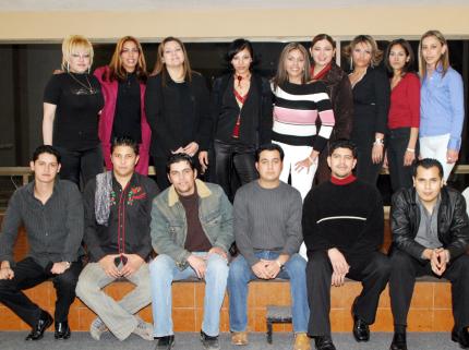 Maricela, Valentina, Maribel, Janine, Cynthia, Deyanira, Lalo, Manuel Alejandro, Klaus, Fali e Ismael acompañaron a la Dra. Zayra Servín durante un festejo por su viaje a Europa.