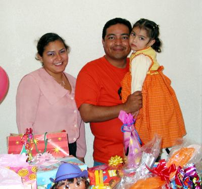 América Valeria Arreola Gurrola acompañada de sus papás, Jesús Arzola Molina y Juanis Gurrola, organizadores de su fiesta de cumpleaños.