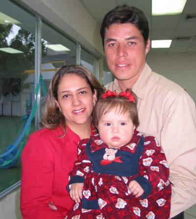 Huguette Prado Valenzuela acompañada de sus papás , Victor Hugo Prado y Blanca O Valenzuela, en pasado festejo infantil.