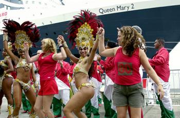 Las autoridades turísticas estiman que 420 mil personas, un 20 por ciento provenientes del exterior, visitarán la ciudad costera este Carnaval, más que las 380 mil del año pasado. Los funcionarios preven que los participantes dejen unos 141 millones de dólares este año en Río, la segunda mayor ciudad de Brasil.