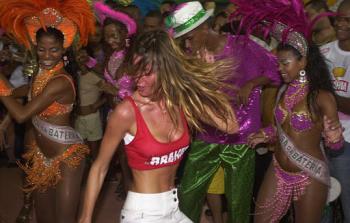 Bundchen causó revuelo en el extremo septentrional de la ciudad, donde visitó a los integrantes de Mangueira, una tradicional escuela de samba. Incluso, la modelo bailó samba junto con varios de los integrantes más destacados del grupo.