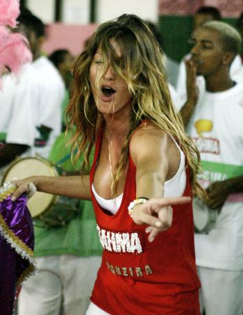 La modelo Gisele Bundchen fue una de las celebridades encargadas de abrir el Carnaval de Río de Janeiro en un barrio pobre.