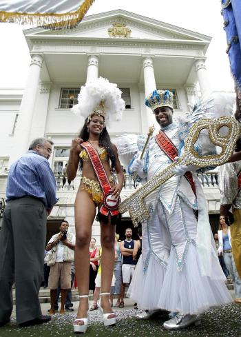 Este año las escuelas de samba dedicarán sus desfiles a la promoción del uso de preservativos, apoyando una campaña contra el sida del gobierno que ha sido adoptada como modelo por la ONU, o a la carrera de María das Grazas Meneghel 'Xuxa', la multimillonaria 'reina de los bajitos'.
