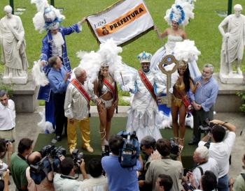 En el Carnaval de 2004 parecen haberse impuesto más que nunca unas reglas comerciales no escritas que en los últimos años han llevado a muchas de las escuelas de samba a ofrecer sus desfiles como medio de promoción de empresas y hasta de intereses partidistas.