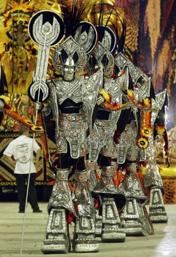 El Carnaval carioca, que nació en los suburbios más pobres de la ciudad a principios del siglo XX, se ha caracterizado por ser no sólo una pasarela de alegría y desenfado, sino también de denuncia para las grandes masas de excluidos que existen en la sociedad. Sin embargo, este año serán muy pocas, casi ninguna, las escuelas de samba que usarán esta enorme caja de resonancia para la protesta.