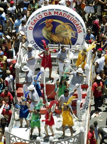 Mientras el monarca del Carnaval, vestido en blanco y azul simbolizando la paz y su reina “mulata”, sobre tacones de más de 20 centímetros, sostenían la enorme llave simbólica, el sonido de los tambores de ruidosas procesiones llenaba las calles del centro de la ciudad, atrayendo a trabajadores y turistas en el inicio de las celebraciones.