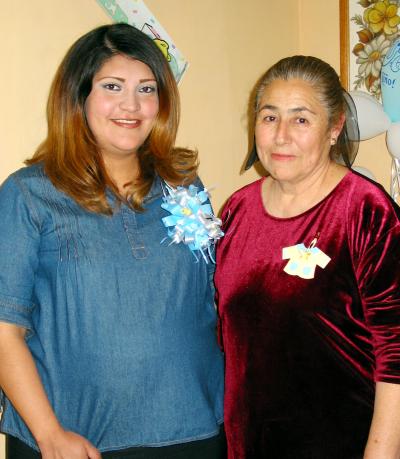 Irma Ríos de Mejía acompañada de María Cruz de Ibarra en la fiesta de regalos que se le organizó en días pasados