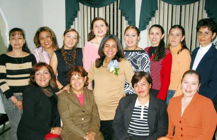 Cristy Calzada de Díaz con algunas de las asistentes a su fiesta de canastilla.