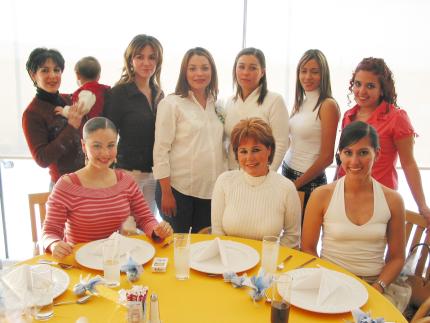 20 de febrero
Cinthia Contreas en compañía de algunas invitadas a su fiesta de regalos.