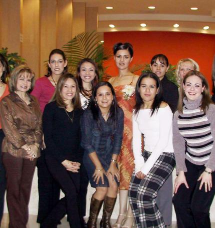 Graciela Reyes Cedillo rodeada de un grupo de amigas en el festejo que le ofrecieron por su cercano enlace matrimonial.