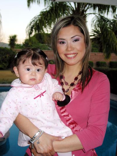 Massiel Manzanera de Anaya con su pequeña Isabella Anaya Manzanera en pasado acontecimiento social.