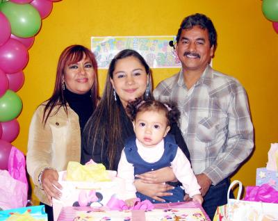 Cristel Rodríguez Nava acompañada en su fiesta de cumpleaños junto a su mamá Shalia Rodríguez y sus abuelitos Lilia de Rodríguez y Roberto Rodríguez.