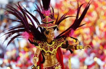Este año además se cumple el vigésimo aniversario del sambódromo y los organizadores del carnaval llamaron a los participantes a revivir éxitos del pasado para el desfile del 2004.