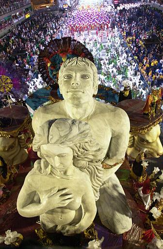 La escuela de samba Grande Río se esforzó por mantener el arte de su irreverente espectáculo y a la vez sortear la censura ordenada tras protestas de la Iglesia católica y evangélica. Sus 4 mil 500 integrantes siguieron una vanguardia formada por varias de las modelos y actrices más deseadas de Brasil. Bailarines y tamborileros disfrazados de preservativos, acompañaban ocho grandes carros alegóricos, incluyendo una enorme imagen de Adán y Eva haciendo el amor, que fue cubierta de la cintura para abajo.