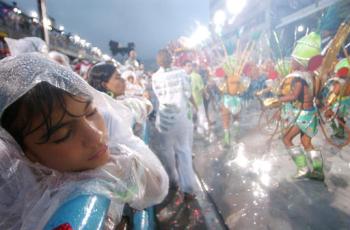 Estas óperas a cielo abierto apoyadas en lujosas carrozas, precisas coreografías, pesados disfraces, pegajosos ritmos de samba y despliegues de tecnología y variadas estéticas son el momento culminante del famoso carnaval carioca.