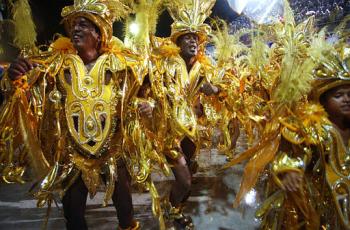 El enorme espectáculo al aire libre que cada año atrae a miles de espectadores reúne a 14 escuelas en una férrea competencia por el título de campeona del carnaval.
