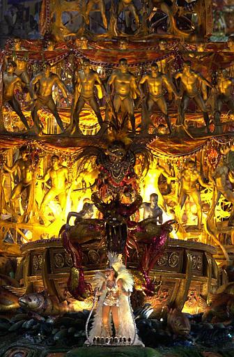 Enormes figuras en actitud sexual pero en parte tapadas, un homenaje en vida a Xuxa y las historias fantásticas del Amazonas desfilaron por el sambódromo de Río de Janeiro, en la presentación de la elite de las escuelas de samba del Carnaval 2004.