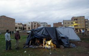La presidencia irlandesa de turno de la UE mostró su total disposición 'para ofrecer la ayuda con la que aliviar el sufrimiento del pueblo marroquí' a causa del terremoto que anoche sacudió el noreste del país. En nombre de los Quince, la presidencia ha difundido una declaración en la que expresa su deseo del 'pronto restablecimiento' de los más de 120 heridos y damnificados por la tragedia, en la que además perdieron la vida más de 230 personas.