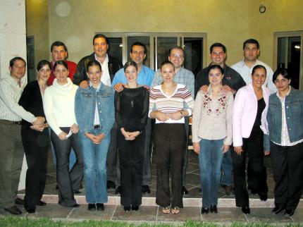 Rafa y Gaby Tricio, Carlos y Ale Rebollo, Fer y Lorena Gutiérrez, Jorge y Rosario Pérez, Nacho y Arlette Díaz de León, Mauricio y Marcela Villalobos y Loretta Zablah en la despedida de solteros a Amando Abularage y Elisa Viesca.