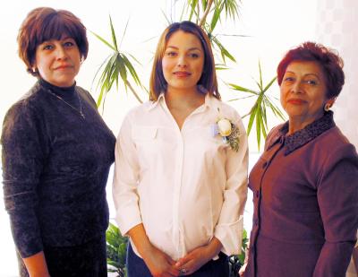 Cintia Contreras de Duclaud acompañada de Blanca lara de Contreras y Ana Bertha de Duclaud en su fiesta de regalos.