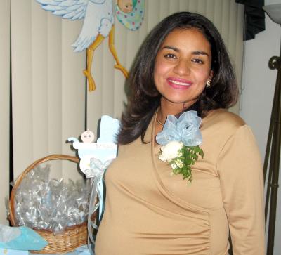 Cristy Calzada de Díaz captada en la fiesta de regalos que le organizaron con motivo del próximo nacimiento de su bebé.