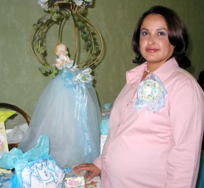 Fátima Martínez de Mendoza recibió felicitaciones en la fiesta de canastilla que le ofrecieron.