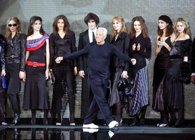 Giorgio Armani recibe feliz los aplausos de sus modelos y el público al finalizar su desfile en Milán.