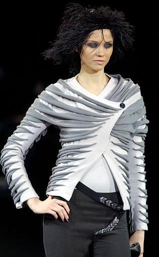 La mujer Armani del próximo invierno será, pues, excéntrica, para ser diversa y hacerse notar, con una falda que enfatiza las curvas sin mostrarlas, un pantalón estrecho, que marca pero no exhibe, un abrigo con cuello en forma de pétalo que hace brotar el rostro.