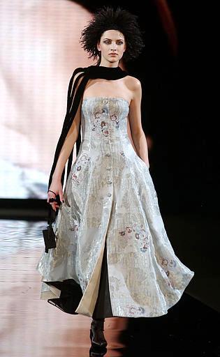 El modisto italiano Giorgio Armani, antiguo rey del rigor, ha decidido darse un baño de 'excentricidad', eso sí a su manera, con la última colección femenina para la próxima temporada otoño-invierno que presentó en la pasarela de Milán.