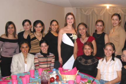 Bety Esparza en compañía de sus amigas asistentes a la despedida de soltera que le ofrecieron.