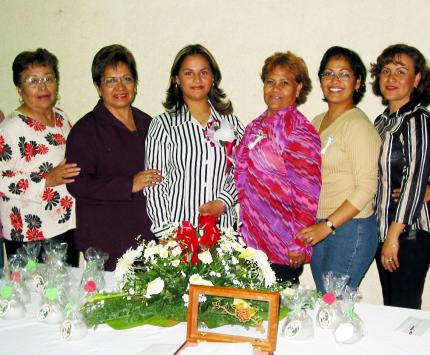 25 de febrero
Blanca Leticia Bernal Frayre en compañía de algunas asistentes a su despedida de soltera.