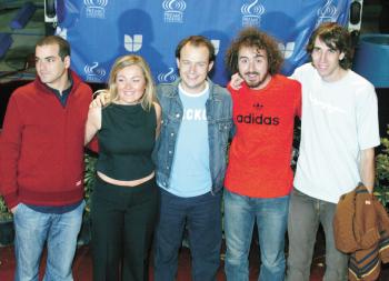 El grupo la Oreja de Van Gogh llegaron muy contentos a los premios Lo Nuestro.