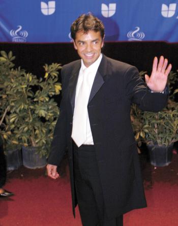 El comediante mexicano Eugenio Derbez denunció que, a pesar de ser uno de los invitados fue corrido como 'borracho de cantina', de la arena local donde iba a participar en la XVI Entrega de los Premios Lo Nuestro.