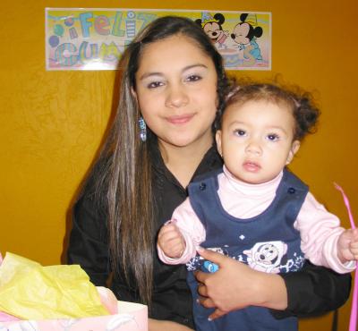 Cristel Rodríguez en compañía de su mamá Shaila Rodríguez en la fiesta de cumpleaños que le organizó por su primer año de vida.