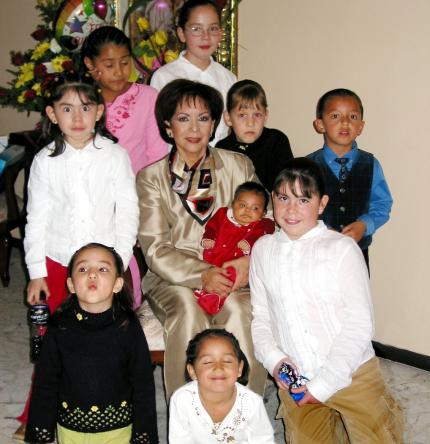 Marina Narvae de Santillán festejó su cumpleaños en compañía de sus nietos y  demás familiares.