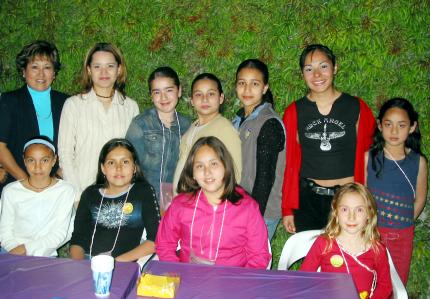 Marien Talamantes Solís acompañada de sus amiguitos y familiares en el convivio que les ofrecieron por su cumpleaños.