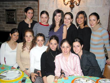 27 de febrero

Aurora Gutiérrez Mansur y Lily Álvarez Valdéz acompañadas de algunas de sus amigas en la despedida de soltera que les ofrecieron con motivo de sus respectivos matrimonio.