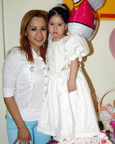 Kenia Villanueva Salcedo con su mamá Jenny Salcedo, en la fiesta infantil que le organizó en dias pasados por su cumpleaños.