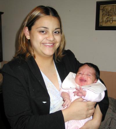 Lorena Elizabeth Martínez de Flores con su pequeña hija Sofía Xcaret Flores Martínez.