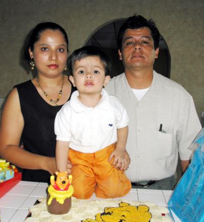 27 de febrero
Miguel Ángel Caballero Elizalde acompañado por sus papás, Alfredo Caballero y Laura Elizalde de Caballero, en el festejo que le organizaron por su cumpleaños.