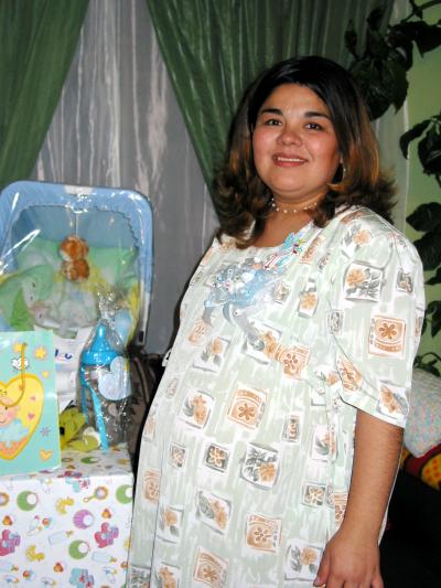 Gabriela Chávez de De Regil recibió sinceras felicitaciones en la fiesta de canastilla que le organizaron por el cercano nacimiento de su bebé.