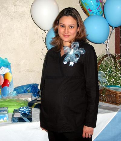 Magaly Oyervides de Ruiz captada en la fiesta de canastilla que le organizaron con motivo del cercano nacimiento de su bebé.