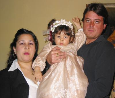 La pequeña Paulette Estefanía Reed Castañeda acompañada de sus papás, Roberto Carlos Reed y Marcela Castañeda de Reed.